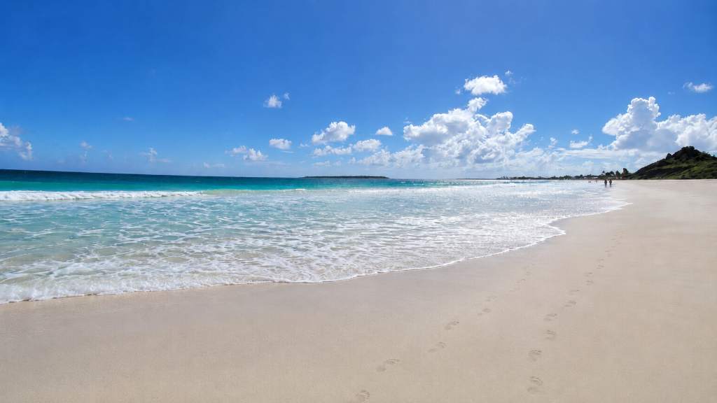 Plage de Baie Orientale, accessible à 7 minutes à pied par le chemin au pied de la résidence IDOLEM, Saint-Martin