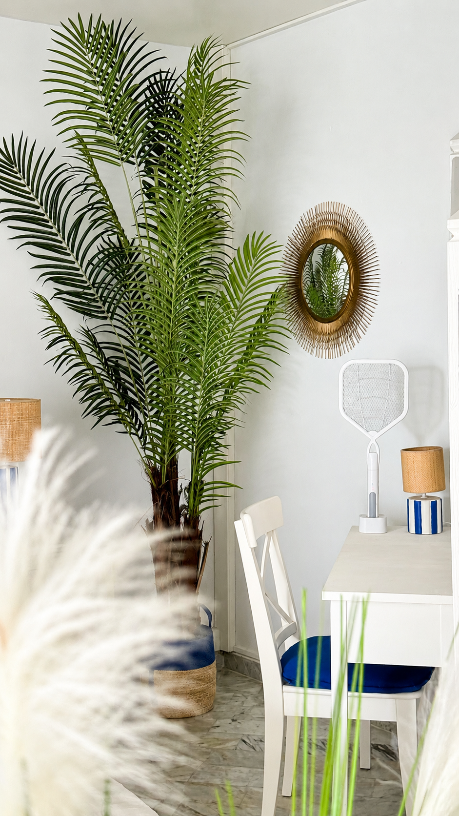 Coin bureau avec miroir soleil, plante et chaise bleue, studio Blanc Bleu