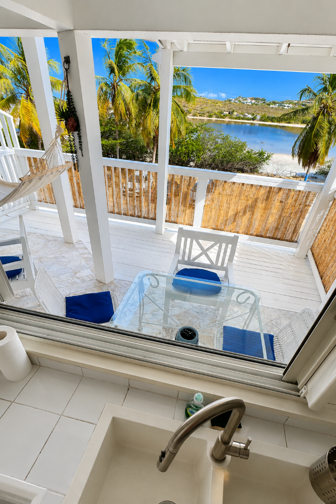 Cuisine et grande ouverture sur la terrasse avec vue sur le lagon, Blanc Bleu