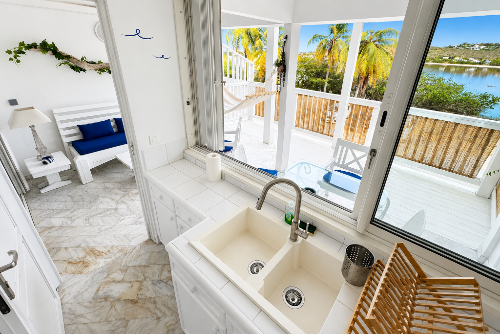 Vue depuis la cuisine ouverte sur la terrasse et l'étang, Blanc Bleu