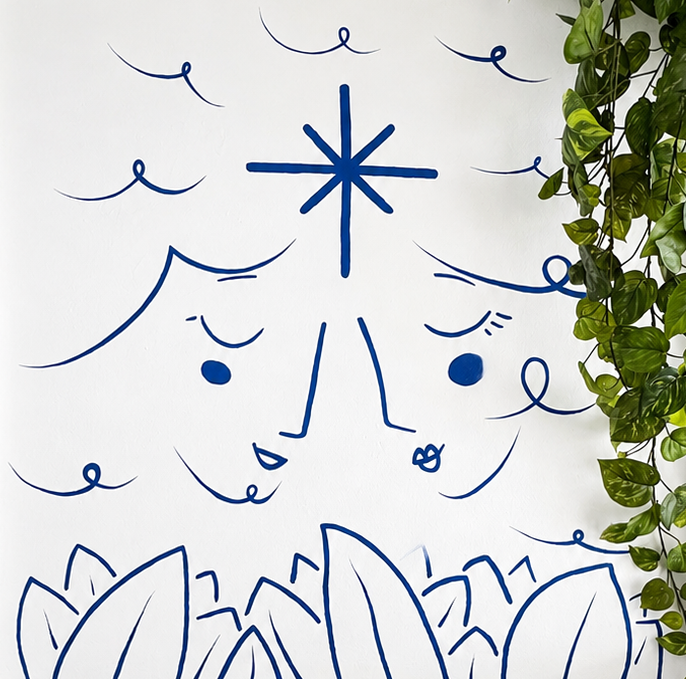 Fresque murale artisanale bleue dans la salle de bain de Blanc Bleu — inspiration méditerranéenne