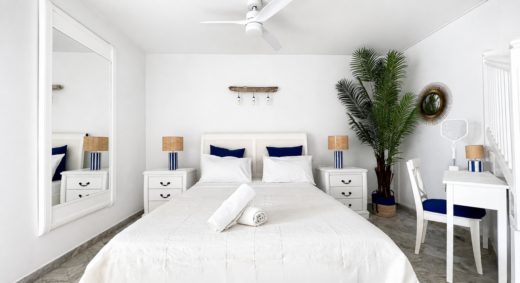 Chambre avec lit double, mobilier blanc et coin bureau, studio Blanc Bleu